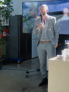 912954 Afbeelding van de toespraak van wijkwethouder Dennis de Vries bij de presentatie van het boek 'Geboren in ...